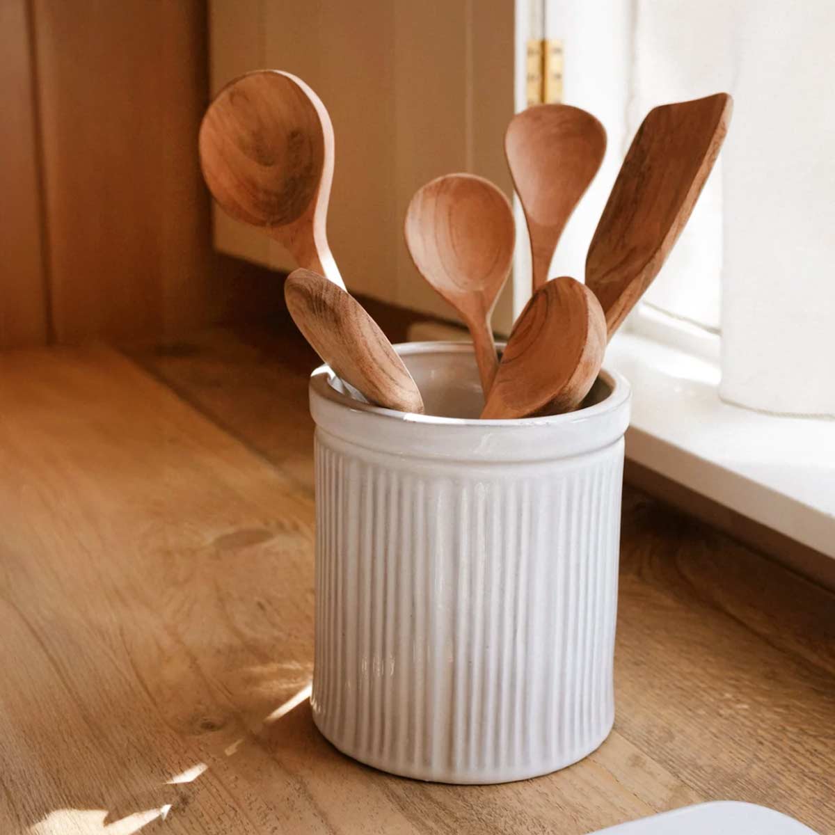 Marmalade Stoneware Utensil Jar – Natural, hand-finished ridged ceramic pot with wooden spoons, 13.5 x 15 cm