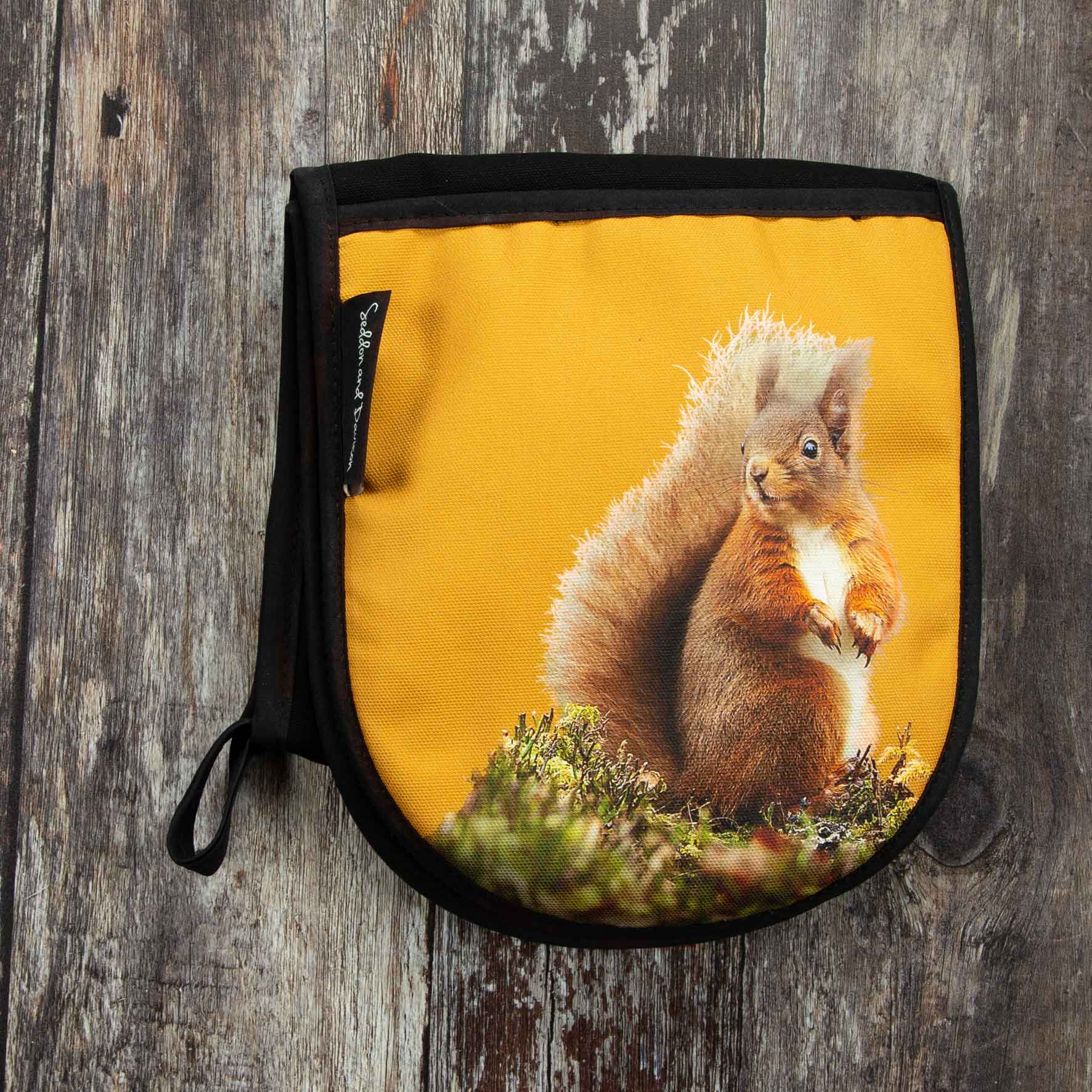 Red Squirrel Oven Gloves - Ochre
