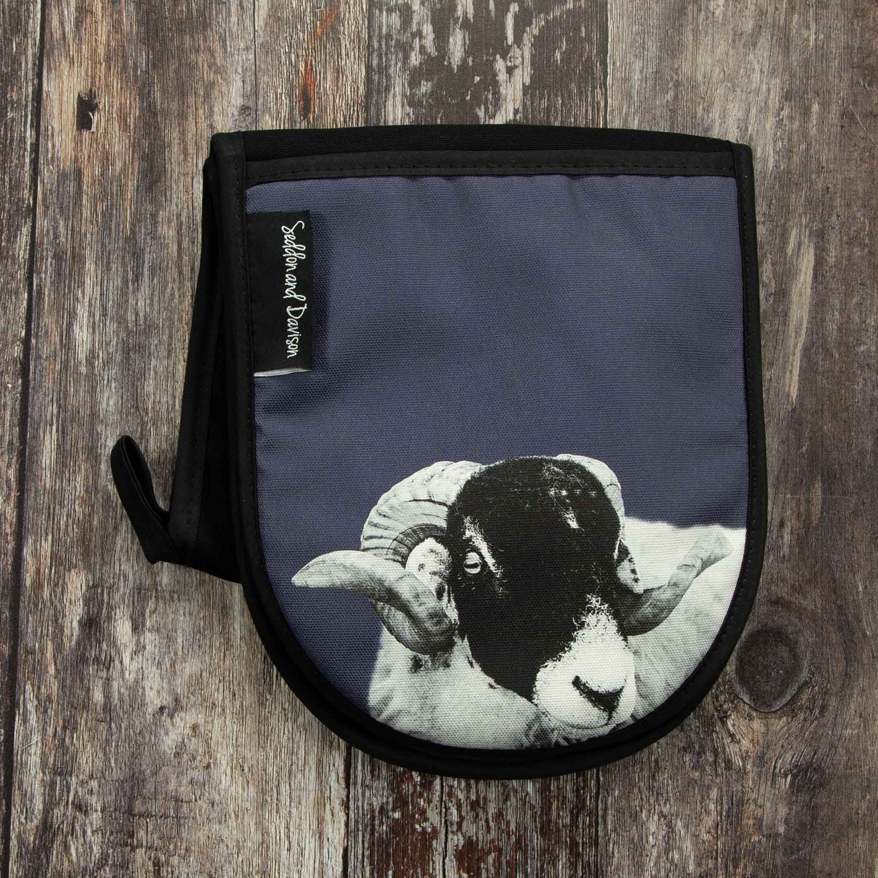 Swaledale Sheep Oven Gloves - Blackberry