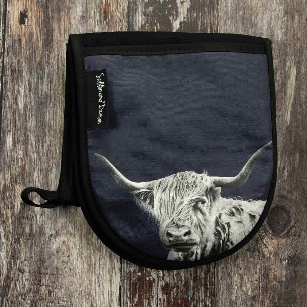 Highland Cowl Oven Gloves - Blackberry