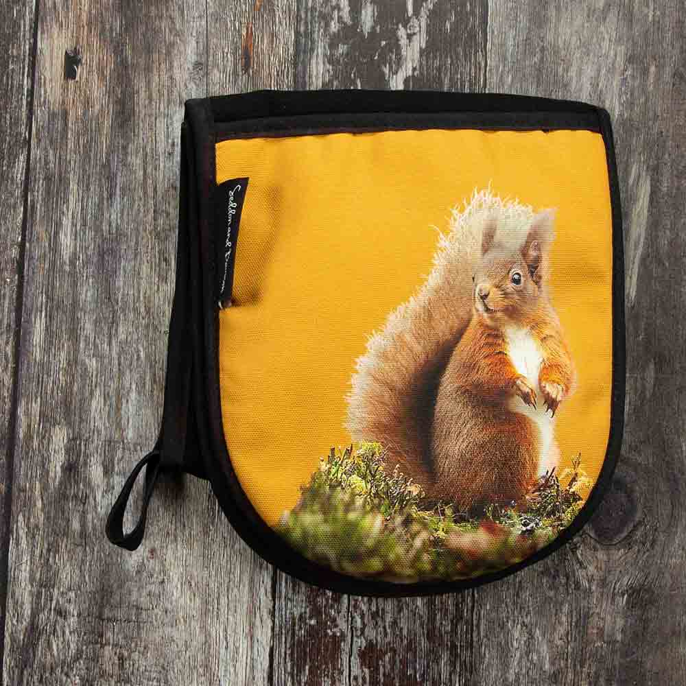 Red Squirrel Oven Gloves - Ochre